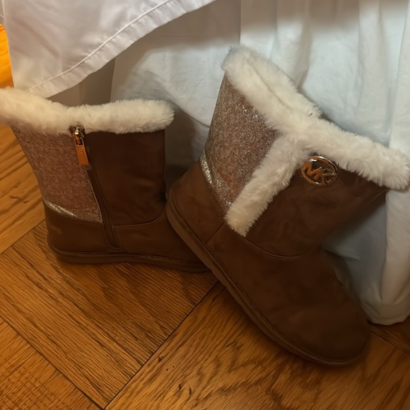 Michel Kors Big Girl Glitter Fuzzy Boots Size 4 - Picture 3 of 4